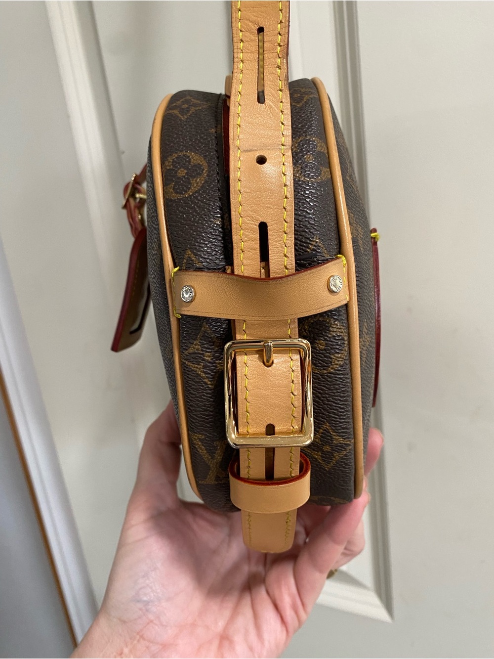 Round Crossbody in Brown and Tan🌺Authenticity Not Guaranteed 🌺 - Picture 5 of 12